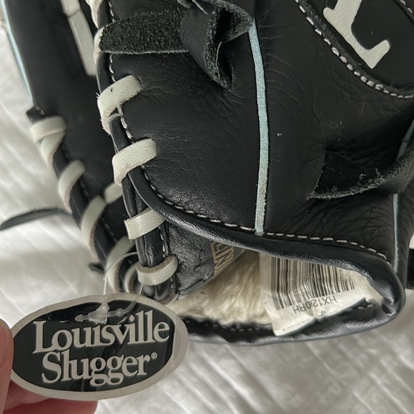BRAND NEW LOUISVILLE SLUGGER BASEBALL GLOVE - Picture 4 of 5